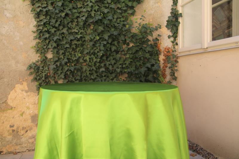 Saténový ubrus zelený