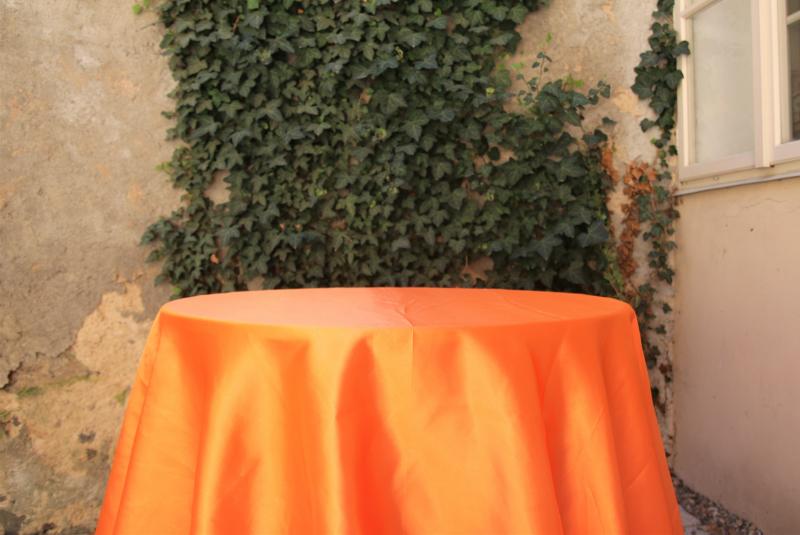 Saténový ubrus oranžový