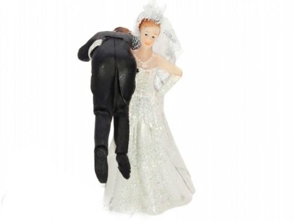 Svatební figurky nevěsta s ženichem na rameni